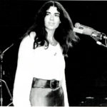 Maria del Mar Bonet durant l'actuació al Canet Rock de l'any 1975, junt amb l'Orquestra Mirasol