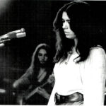 Maria del Mar Bonet durant l'actuació al Canet Rock de l'any 1975, junt amb l'Orquestra Mirasol